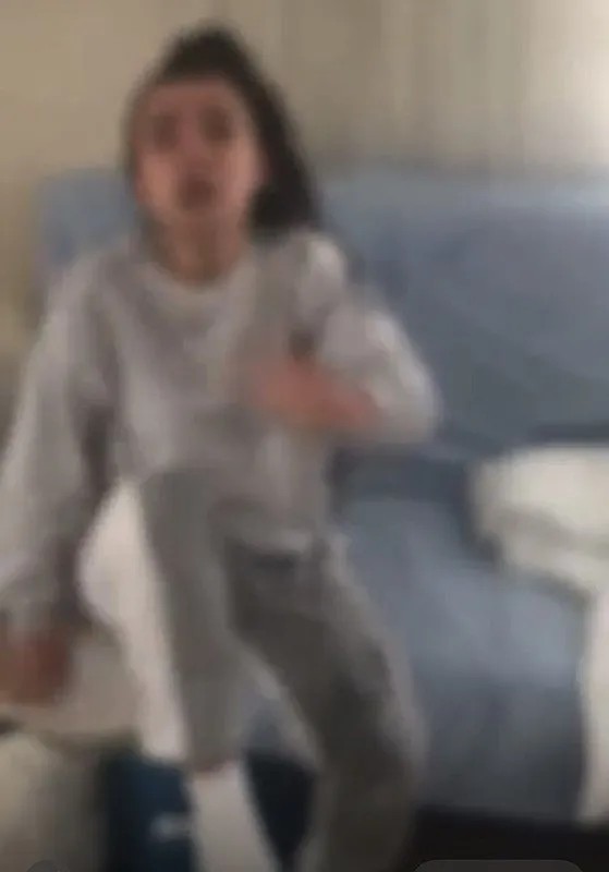 Manisa’da kan donduran görüntüler! Kız kardeşinin üzerine kaynar su döktü